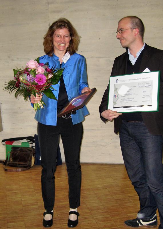 Strahlende Preisträgerin Eva Rehfuess mit dem Laudator Daniel Strech