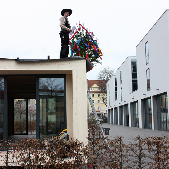 Der traditionelle Richtspruch für den Forschungspavillon auf dem Gelände der Hochschule. 