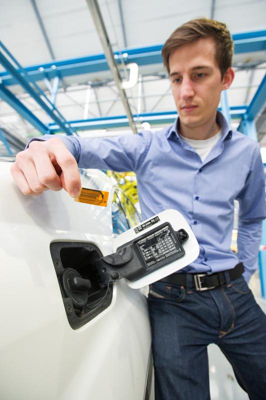 Diplom-Ingenieur Bastian Schmitt zeigt den Sensor, der zum Beispiel sicherstellen kann, dass der Katalysator in Dieselfahrzeugen schädliche Stickoxide in Stickstoff und Wasser umwandelt.