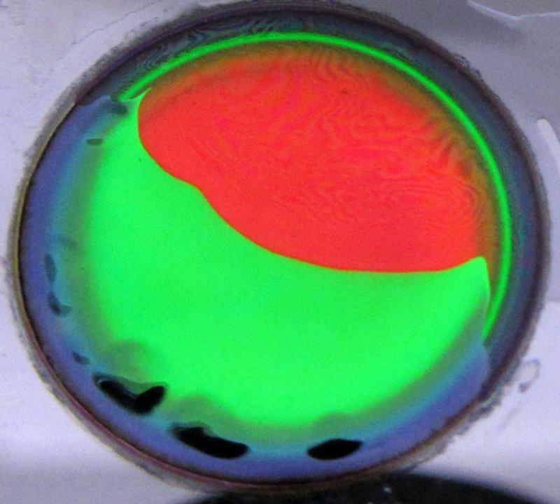 Ein photonischer Sensor aus nanoporösem Silizium zeigt durch einen Farbwechsel den Austausch von Wasser in den Nanoporen mit Ethanol an. Nach dem gleichen Prinzip sollen Infektionen angezeigt werden