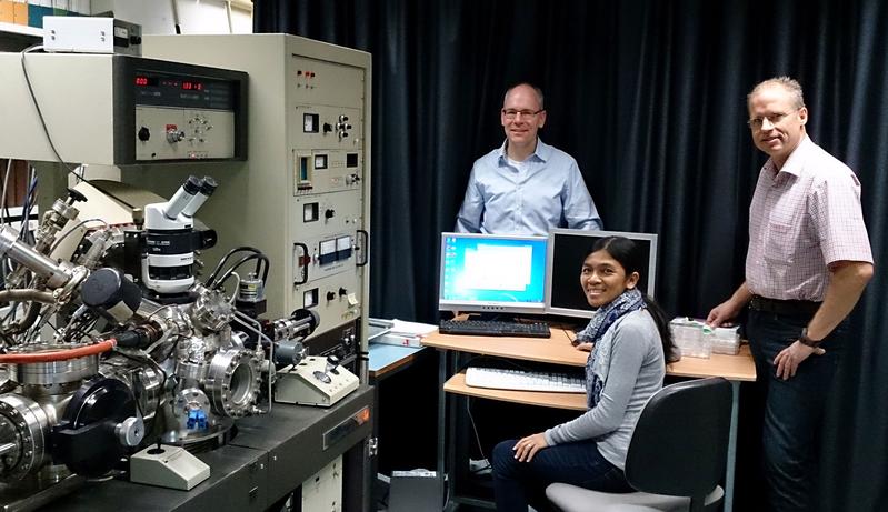 Arbeiten in Siegen an neuen Biosensoren (von links): Prof. Holger Schönherr, M.Sc. Fransiska Sri Herwahyu Krismastuti, Dipl. Ing Gregor Schulte