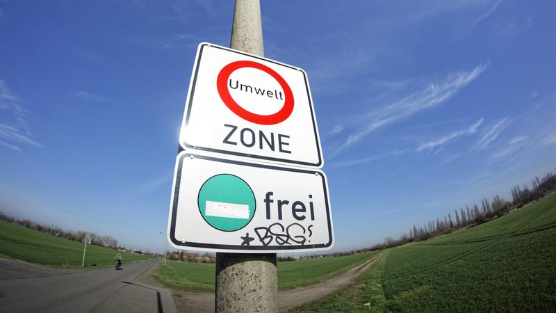 In Leipzig wurde zum 1. März 2011 eine Umweltzone der höchsten Regulierungsstufe eingeführt. 