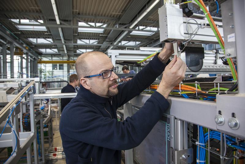 Digital Engineering verkürzt nicht nur Entwicklungszeiten, sondern reduziert Kosten und sorgt für ausgereiftere Konstruktionen. Es ist Voraussetzung für die zukünftig sich selbst steuernde, vern