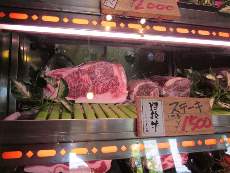 Wagyu-Roastbeef wird in japanischen Geschäften mit extremer Marmorierung angeboten. 