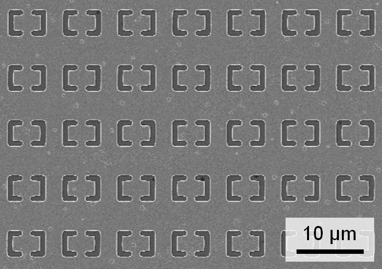 Die periodische Anordnung und die Größe der Resonatoren im Metamaterial bestimmt den detektierten Wellenlängenbereich.