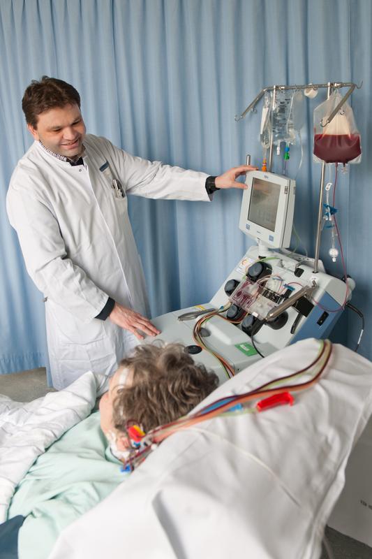 Dr. Patrick Wuchter, Medizinische Universitätsklinik Heidelberg, betreut eine Patientin während der Leukapherese: Stammzellen werden aus dem Blut für eine spätere Transplantation gesammelt.
