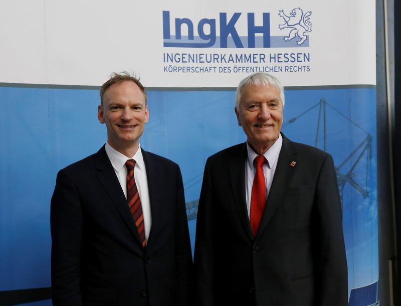 Dr.-Ing. Detlev Buchholz (li.), Präsident der FH FFM, und Prof. Dr.-Ing. Dr.-Ing. E.h. Udo F. Meißner, Präsident der IngKH, waren erfreut über die Leistung der Schüler(innen) beim Wettbewerb.