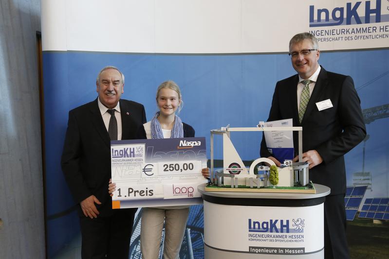 Platz 1 für Lara Kohlenbach in der Kategorie I; (v.l.n.r.): MR Bruno Müller, Hessisches Kultusministerium, Lara Kohlenbach und Dipl.-Ing. Ingolf Kluge, Vorstandsmitglied der IngKH.