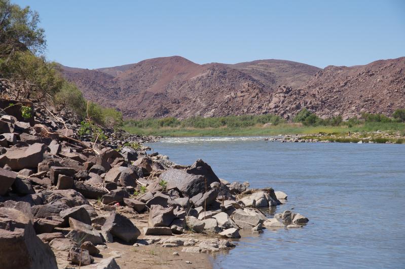 Das Oranje-Tal zieht sich wie ein grünes Band durch die karge Wüstenregion an der Grenze von Südafrika zu Namibia. Der Fluss ist Lebensader zur Gewinnung von Trinkwasser und für die Agrarproduktion.