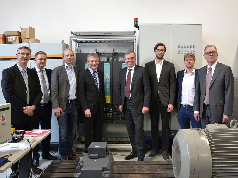 Von links: Prof. Dr. Ralph Blum, Dr. Jens Hauch, Andreas Hoffmann, Prof. Dr. Armin Dietz, Dr. Olaf Rathjen, Andreas Gröger, Michael Grillenberger und Peter Baumgartner