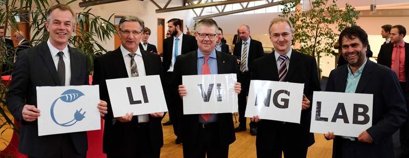 Start für das Living Lab (von links): Minister Johannes Remmel, Harald Peter (Vorstand Sparkasse Siegen), Prof. Dr. Martin Hill, Prof. Dr. Alfred Müller und Prof. Dr. Volker Wulf (Universität Siegen)