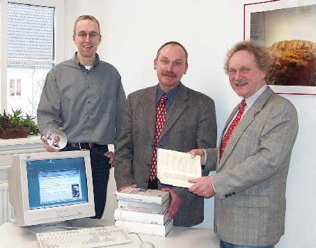 (von links) Hardy Pieles, Professor Albert Heinecke und Detlef Puchert verdeutlichen herkömmliche und moderne Lern- und Studienmöglichkeiten