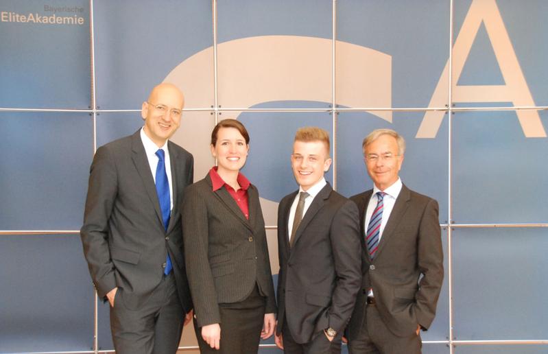 Anna Maria Oberländer und Daniel Rau, Studierende der Universität Augsburg, sind Stipendiaten im 16. Jahrgang der Bayerischen EliteAkademie. Hier mit Thomas Wellenhofer und Prof. Hans-Ulrich Küpper