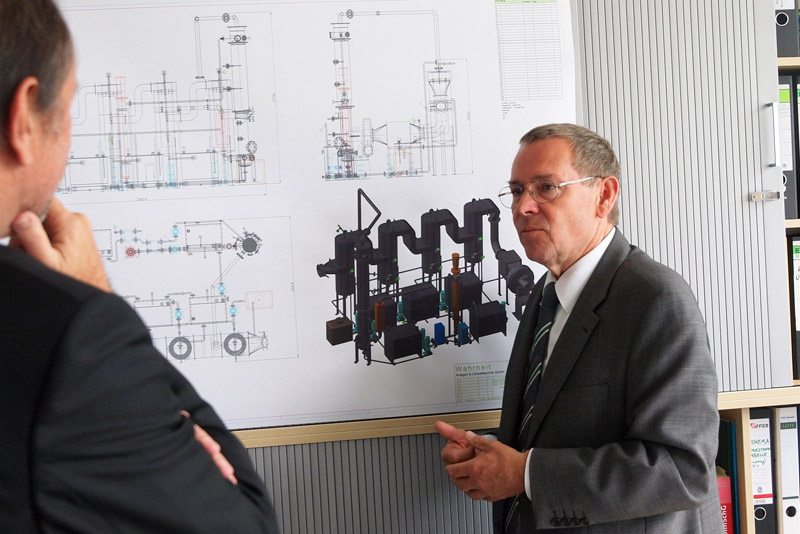 Professor Otto Carlowitz (Institut für Umweltwissenschaften) erläutert die Planskizze der eSorb-Anlage. Das innovative Projekt wird auf der Hannover Messe ausgestellt. Foto: TU Clausthal