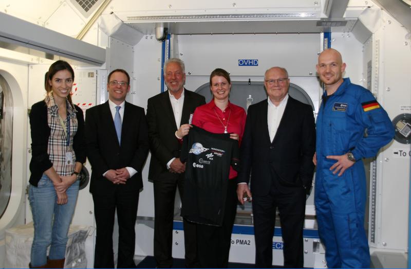 Das Projektteam von „Spacetex“2014 Eleni Antoniadou (ESA),Dr.Beringer (Hohenstein Institute),Prof.Dr.Gunga (Charité), Claudia Philpot(DLR),Hans-Jürgen Hübner(Schoeller Textil AG);Alexander Gerst(ESA)