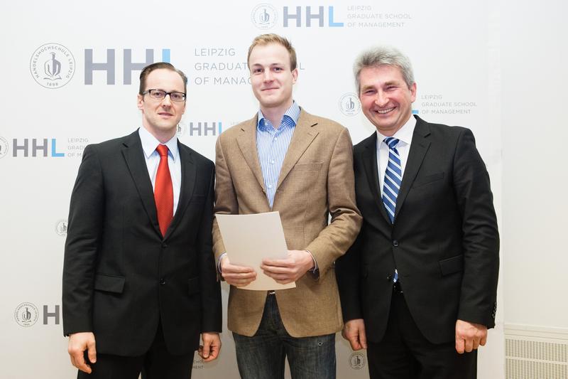 V.l.n.r.: Tobias Luft (Vorstandsvorsitzender der WOGETRA), Franz von Consbruch (HHL-Student und Deutschlandstipendiat), Prof Dr Andreas Pinkwart (Rektor der HHL). Foto: HHL