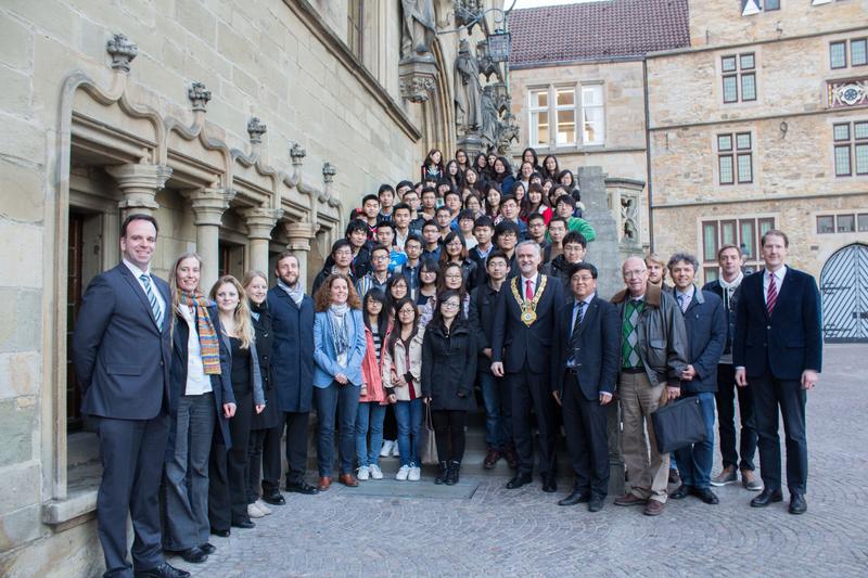 Oberbürgermeister Wolfgang Griesert empfing die ersten Studierenden des Studiengangs LOGinCHINA – eine Kooperation der Hochschule Osnabrück und der Universität Hefei.