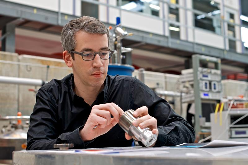 Christian Rüegg vom Paul Scherrer Institut bereitet eine Druckzelle vor für ein Neutronenstreuexperiment. Druck wird durch komprimiertes Heliumgas ausgeübt. 