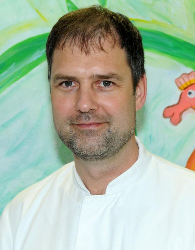 Kinderarzt Dr. Sebastian Schmidt sieht deutlich bessere Lebenschancen, wenn die Stoffwechselerkrankung frühzeitig festgestellt wird.