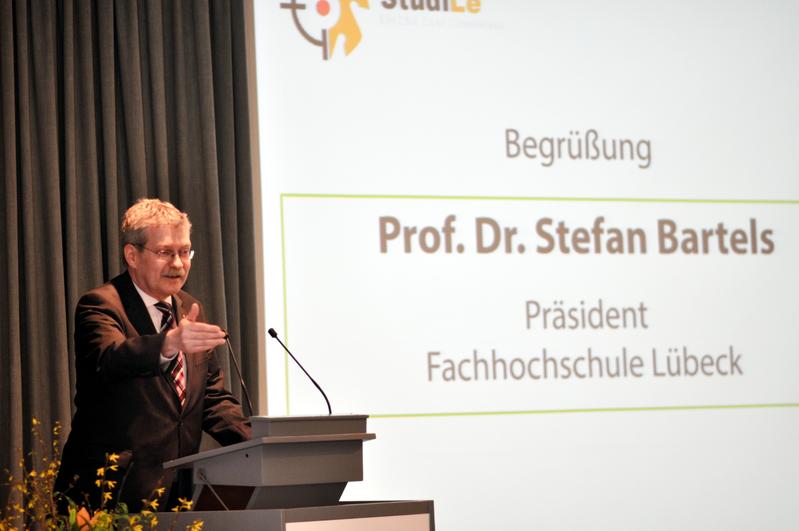 Prof. Dr. Stefan Bartels bei der Begrüßung