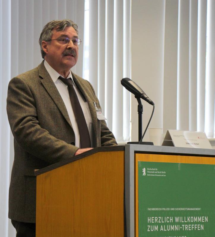 "Bleiben Sie vernetzt!", Norbert Silbereisen von der Berliner Senatsverwaltung für Inneres beim ersten Alumni-Treffen "Sicherheitsmanagement" an der HWR Berlin