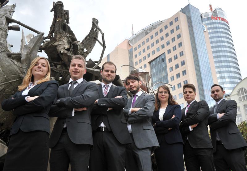 Das Team der Universität Jena im Wettbewerb "Willem C. Vis Moot" 2014. Von links: Pauline Köstner, Nicolas Raitzsch, Lukas Haun, Stefan Muschol, Susanne Teich, Robert Anger, Tony Rau.