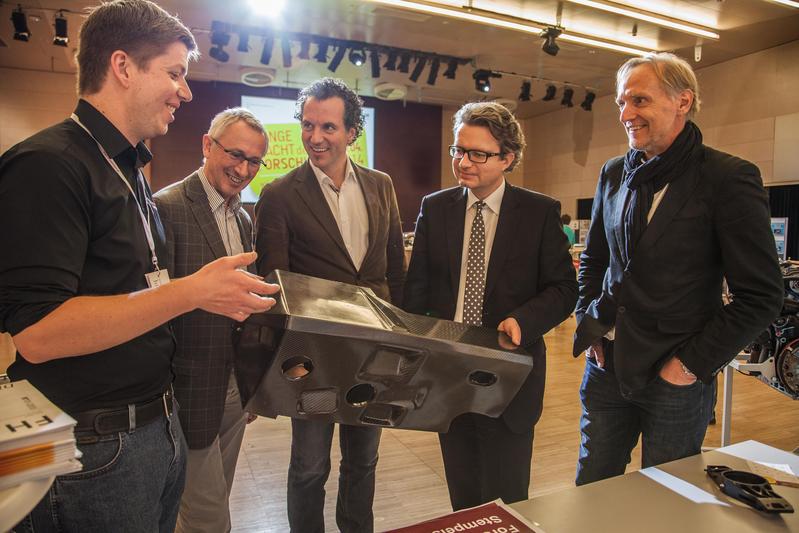 Rektor Karl Peter Pfeiffer (2.v.l.), Studiengangsleiter Kurt Steiner, Landesrat Christopher Drexler und FH-Geschäftsführer Günter Riegler an der Station des Studiengangs „Fahrzeugtechnik/Automotive