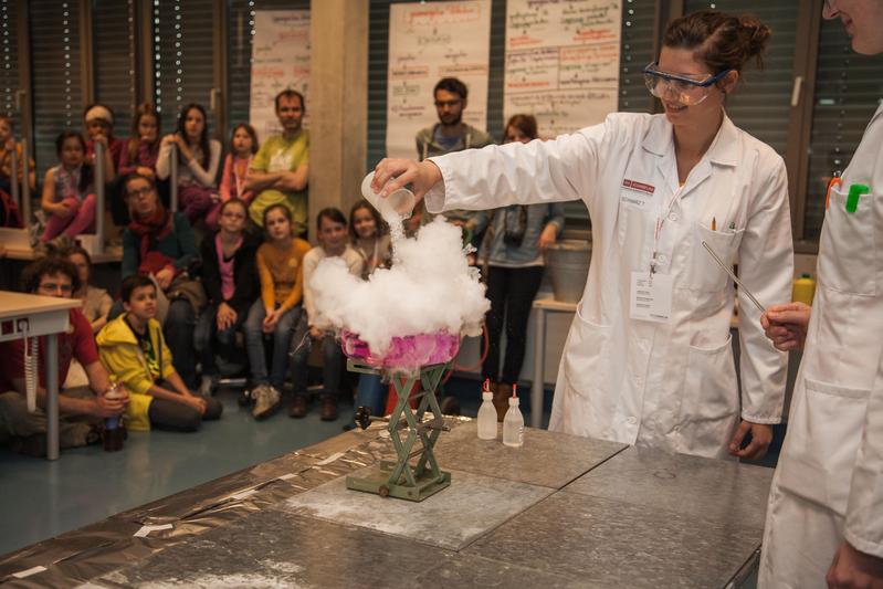 Der Studiengang „Biomedizinische Analytik“ begeisterte die BesucherInnen mit einer Zauber-Chemieshow.