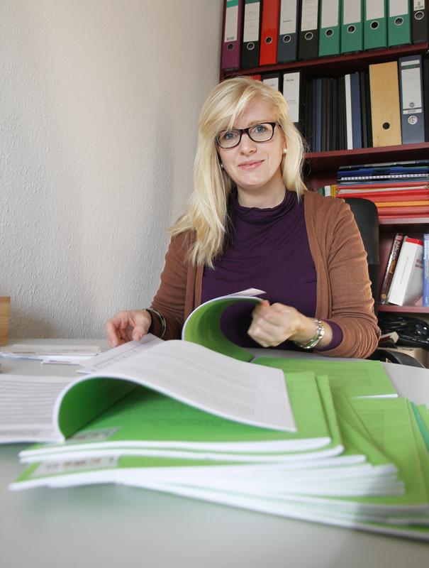 Forscher der Uni Hildesheim, darunter Sabine Hellmers, untersuchen die Lebenslagen von Eltern, deren Kinder mit einer Behinderung aufwachsen. Im Bild: Die Fragebögen der Leben-Studie.