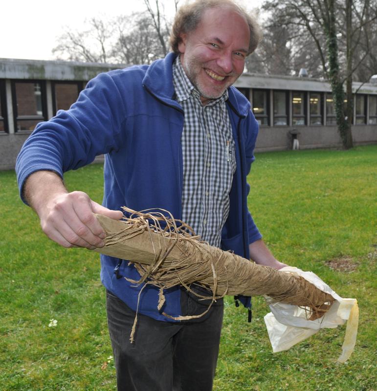 Prof. Dr. Hermann Behling zeigt ein Wellerholz aus der Sammlung Willerding.