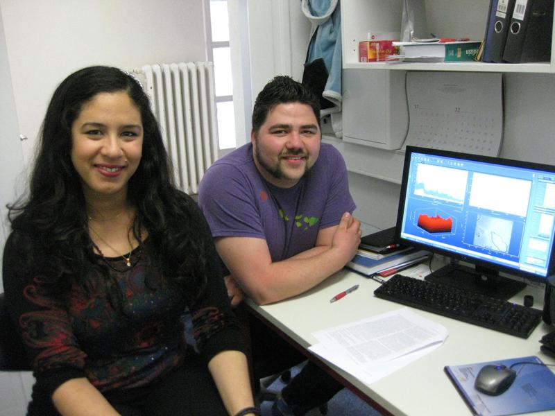 Victoria Sanchez und Sven Dobner von der SpermIdent-Arbeitsgruppe mit einer Visualisierung von Spermaproben durch das Raman-Gerät
