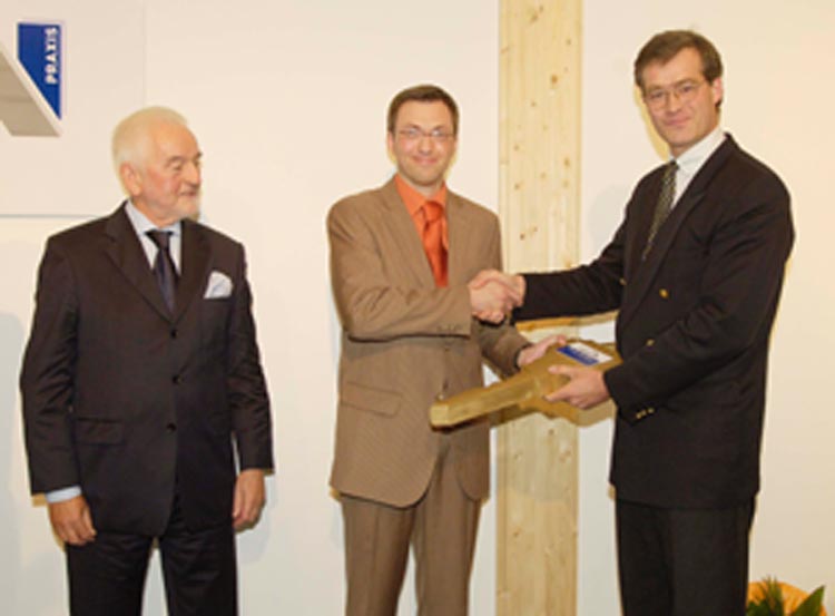 Schlüsselübergabe durch Dr. Jens Bartram von der ausführenden Baufirma an AStA-Vorstand Mirco Jeske und Aufsichtsratsvorsitzenden Dr. h.c. Hans Heinrich Bruns 