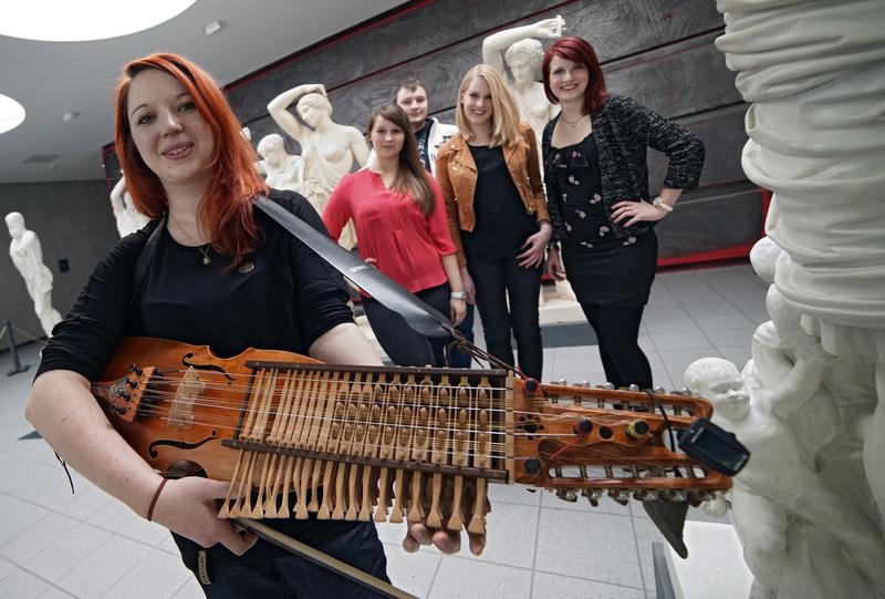 Fünf der sechs Jenaer und Weimarer Studierenden (v.l.): Mareike Schwemin mit einer mittelalterlichen Nyckelharpa, Sabrina Deichert, Steven Kupke, Jana Schmülling und Elisabeth Kupfer.