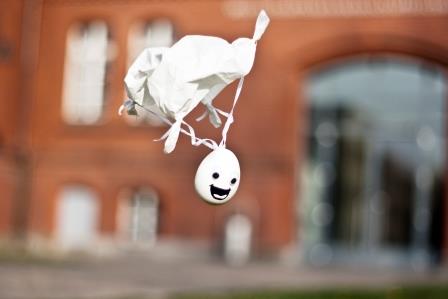 18 Meter freier Fall: Fliegende Eier an der Fachhochschule Brandenburg
