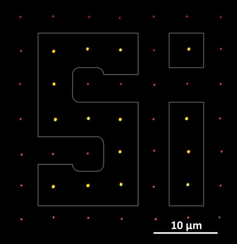 Laser-gedruckte Silicium-Nanopartikel in amorpher (rot) und kristalliner Phase (gelb).