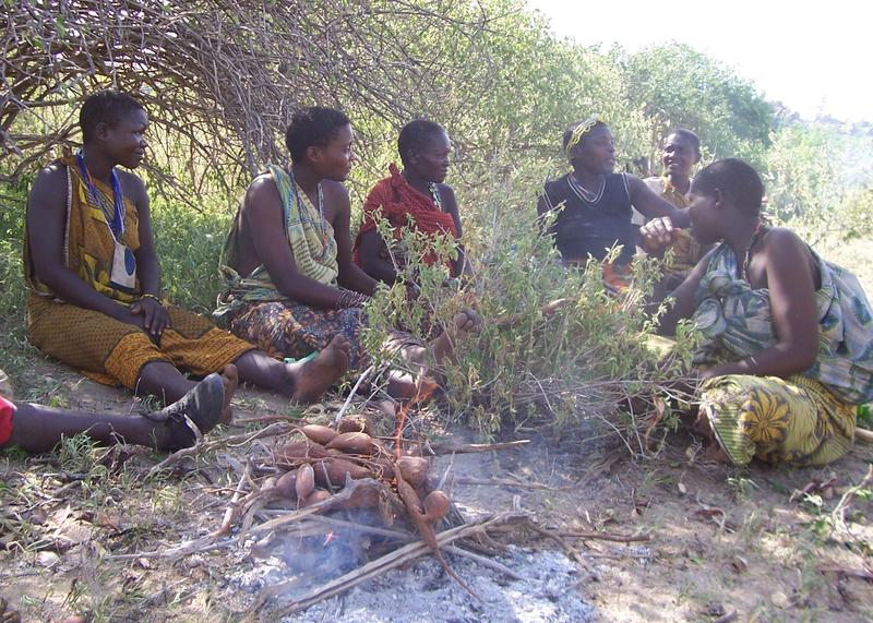 Hadza-Frauen bei der Zubereitung von Knollen. 