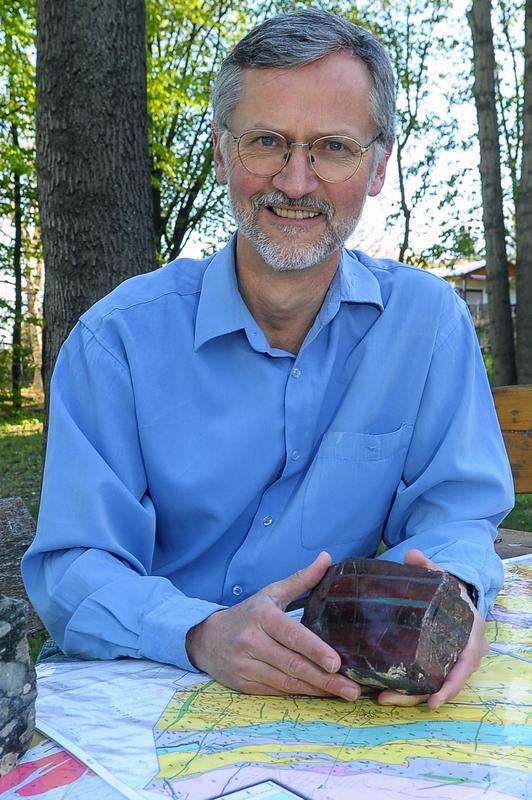 Der Geologe Prof. Dr. Christoph Heubeck von der Uni Jena erforscht an Gestein aus dem "Barberton Grünsteingürtel" in Südafrika, wie die Erde vor 3,5 Milliarden Jahren aussah. 