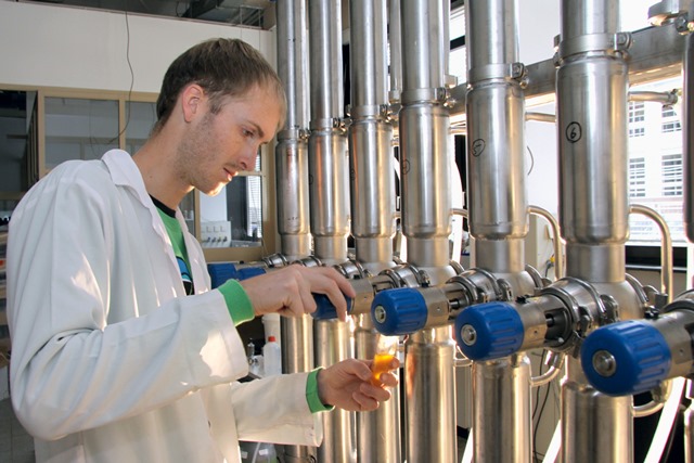 Die Fermentation des Bieres erfolgt in speziell entwickelten Gärsäulen.