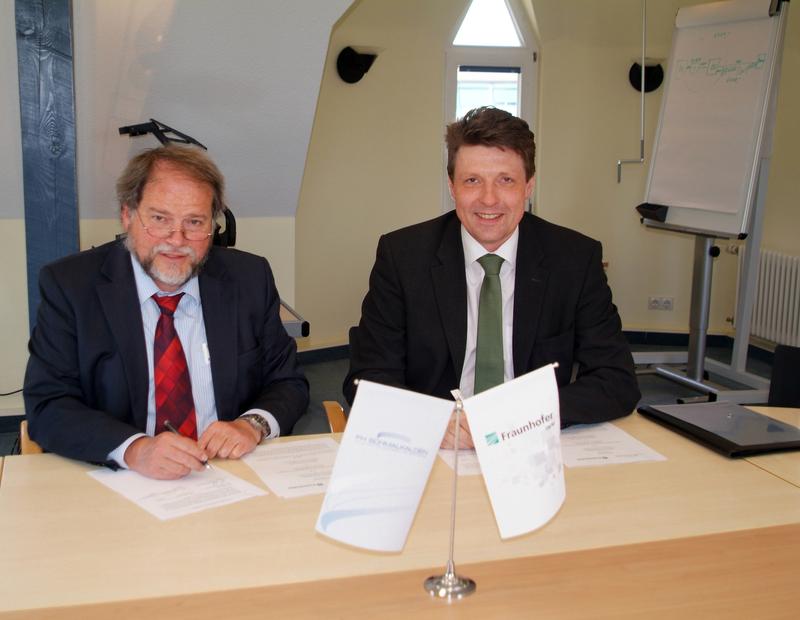 Rektor Prof. Elmar Heinemann (l.) und Institutsleiter Prof. Ralf B. Wehrspohn