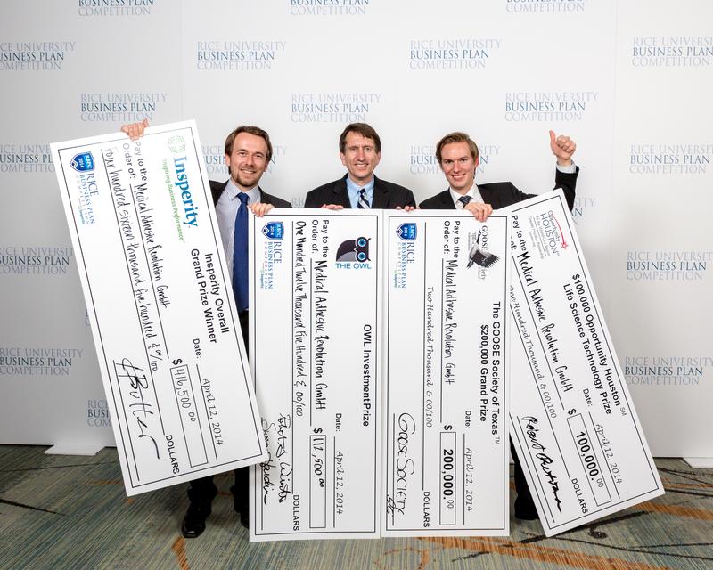 Der Managing Director Rice Alliance Brad Burke (Mitte) mit Marius Rosenberg (links) und Alexander Schüller von der RWTH bei der Preisübergabe in Houston.