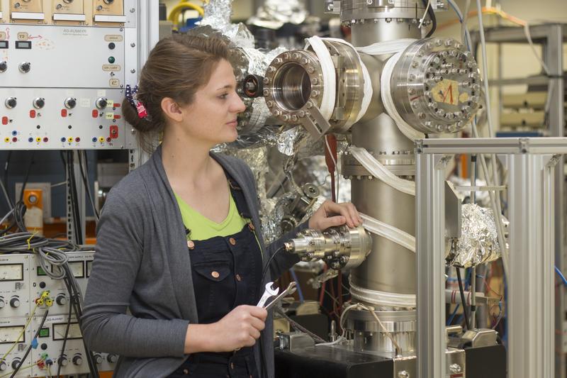 Elisabeth Gruber vor ihrer Ultrahochvakuumapparatur