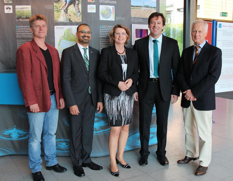 Antrittsbesuch der Ministerin an der JLU (v.l.): Prof. Lutz Breuer, JLU-Präsident Prof. Joybrato Mukherjee, Umweltministerin Priska Hinz, Prof. Klaus Eder und Prof. Hans-Georg Frede. 