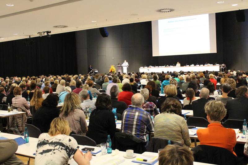 Die Resonanz ist beeindruckend: Die OsnabrückHalle ist voll besetzt, auch die Oberränge mussten für die Pflege-Expertinnen und -Experten aus ganz Deutschland geöffnet werden.