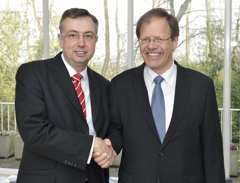 Handschlag für die Zukunft: Der neue Kaufmännische Direktor Karsten Honsel (li) und Prof. Wolfgang Holzgreve, Ärztlicher Direktor und Vorstandsvorsitzender.
