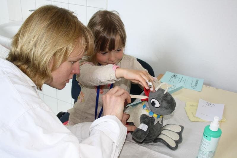 Immer wieder staunen die Teddydocs über die Vielfalt ihrer „Patienten“; ....