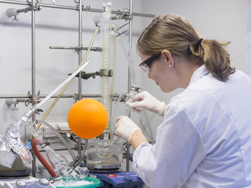 Im chemischen Syntheselabor werden die Initiatoren hergestellt