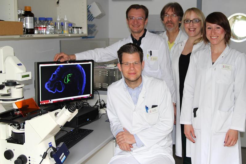 M.-A. Deutsch (vorne links) und sein Team. Hintere Reihe v. l.: PD Dr. M. Krane (Leiter Experim. Chirurgie), PD Dr. H. Lahm (Dipl.-Biol.), Dr. S. Doppler (Dipl.-Biol.), A. Werner (Dipl.-FH-Chem.).  