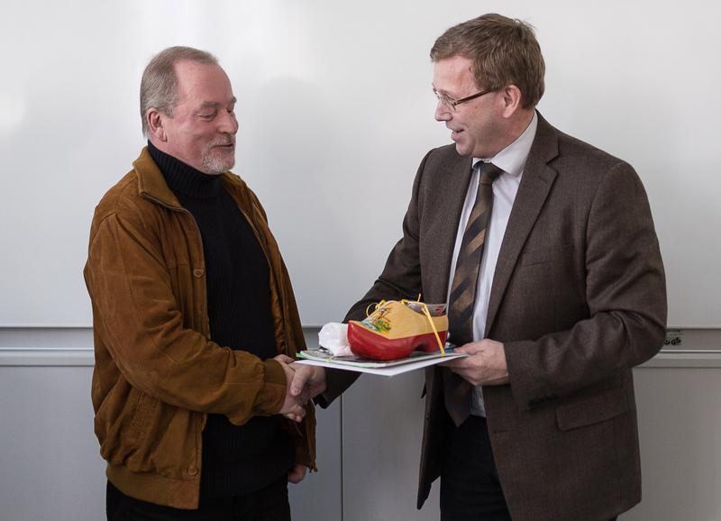 Dekan Prof. Dr. Martin Wiese (r.) überreichte dem langjährigen Hochschullehrer Prof. Harald Bastian zum Abschied ein Präsent seiner Kolleginnen und Kollegen der Hochschule Harz.