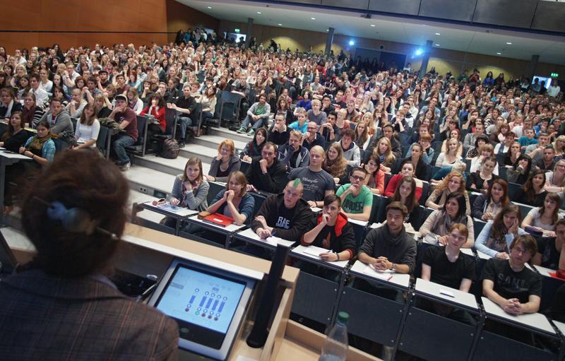 Voll besetzter Hörsaal der Universität Jena während der Studienführungstage 2012: Angebote zum Studieneinstieg kommen bei den Studierenden gut an, wie aus dem Studienqualitätsmonitor 2013 hervorgeht.