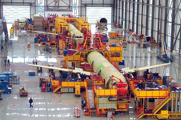 Fertigungshalle von Airbus in Hamburg: Mit Hilfe des Software Tools ENDAMI können Designer und Planer in der Luftfahrindustrie frühzeitig eine Ökobilanz erstellen.
